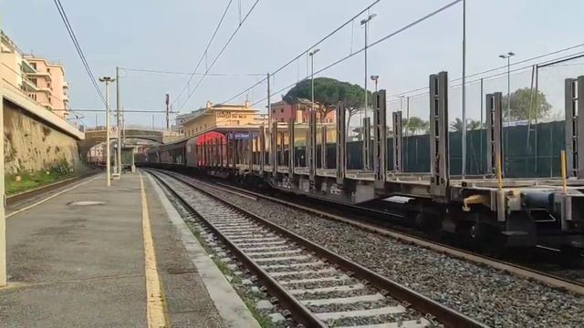 E483.106 DB+E494.212 CFI con carri misti in transito a Genova Quarto смотреть онлайн