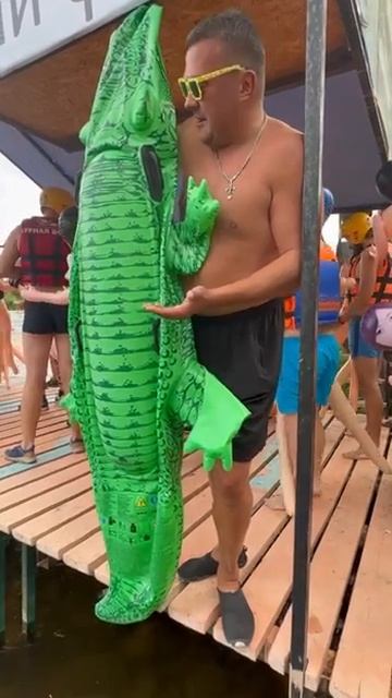 Крокодил вместе с резиновыми женщинами!!! смотреть онлайн