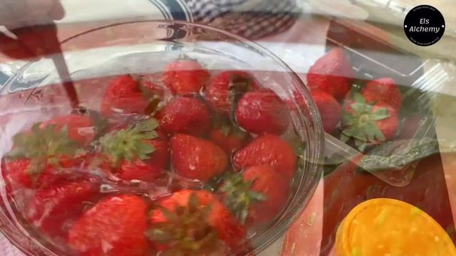 SEE what happens WHEN you PUT Strawberries in salt water смотреть онлайн