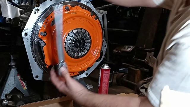 Jeep 4.0 engine rebuild: PART 38, Installing the clutch disk and clutch plate смотреть онлайн