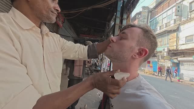 $5 Жестокий уличный массаж в Индии смотреть онлайн