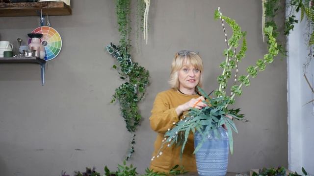 How to Design an Asymmetrical Vase Arrangement 💐 DIY Modern Floral Style with Hellebores & Molucell смотреть онлайн