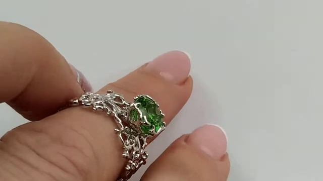 Кольцо с чешским Parrot Green Молдавитом 1.73ct (8.1мм) смотреть онлайн