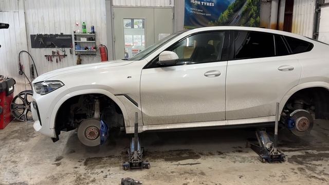 BMW X6 G06 − прокатывает и балансируем диски