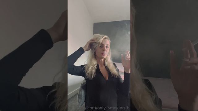 Курящая женщина Charlotte смотреть онлайн