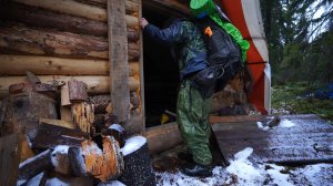 Поход на поиски вещей. В избе был медведь. Первый лёд на озере.