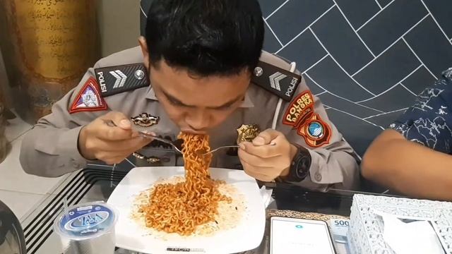 Pak POLISI dan JAGOAN NEON di tantang makan SAMYANG !!! смотреть онлайн
