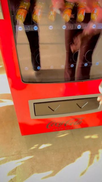 Most Expensive drink😳Coke ll Price=?😱😨 #shortvideo #shortfeeds #shortsfeed #viral #tusharcharuvlog смотреть онлайн