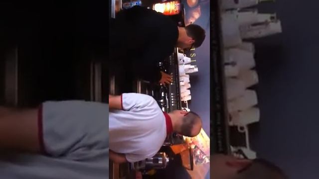 Eccezionale! Ragazzo occupa bar aeroporto Parigi смотреть онлайн