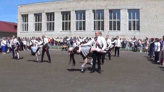 Красивый танец выпускников с родителями. 11 класс смотреть онлайн