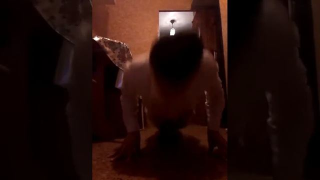 77. Владимир отжимается на пальцах 20 раз!