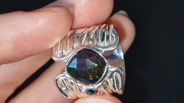 Серебряное кольцо с радужным чёрным опалом смотреть онлайн