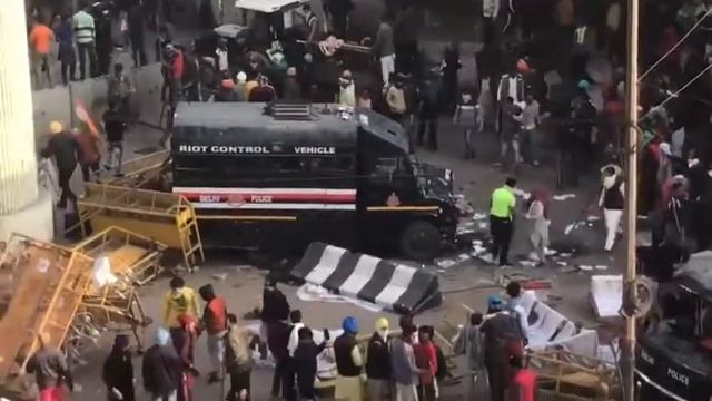 Две машины полиции Дели, были разгромлены протестующими сегодня на улице Нанглой-Наджафгарх смотреть онлайн