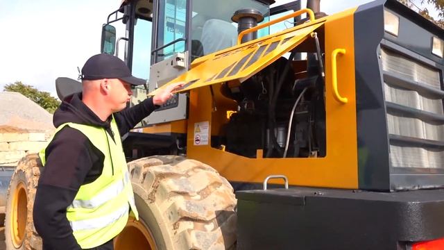 Reusachtige tractor lader ging kapot - Dima op de tractor helpt de man смотреть онлайн