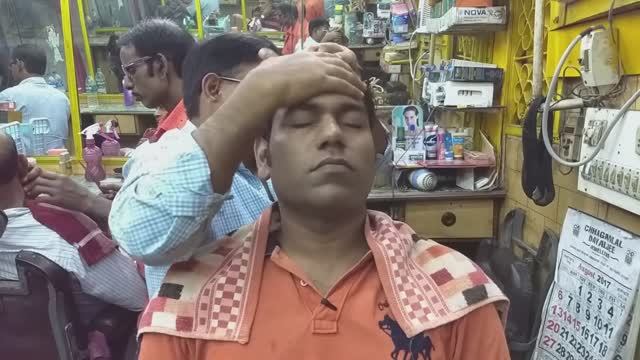 Интенсивный массаж головы гребнем. Asmr от парикмахера старой школы смотреть онлайн