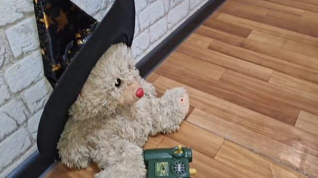Мишка и Миша играют в реальные игрушечные танки. смотреть онлайн