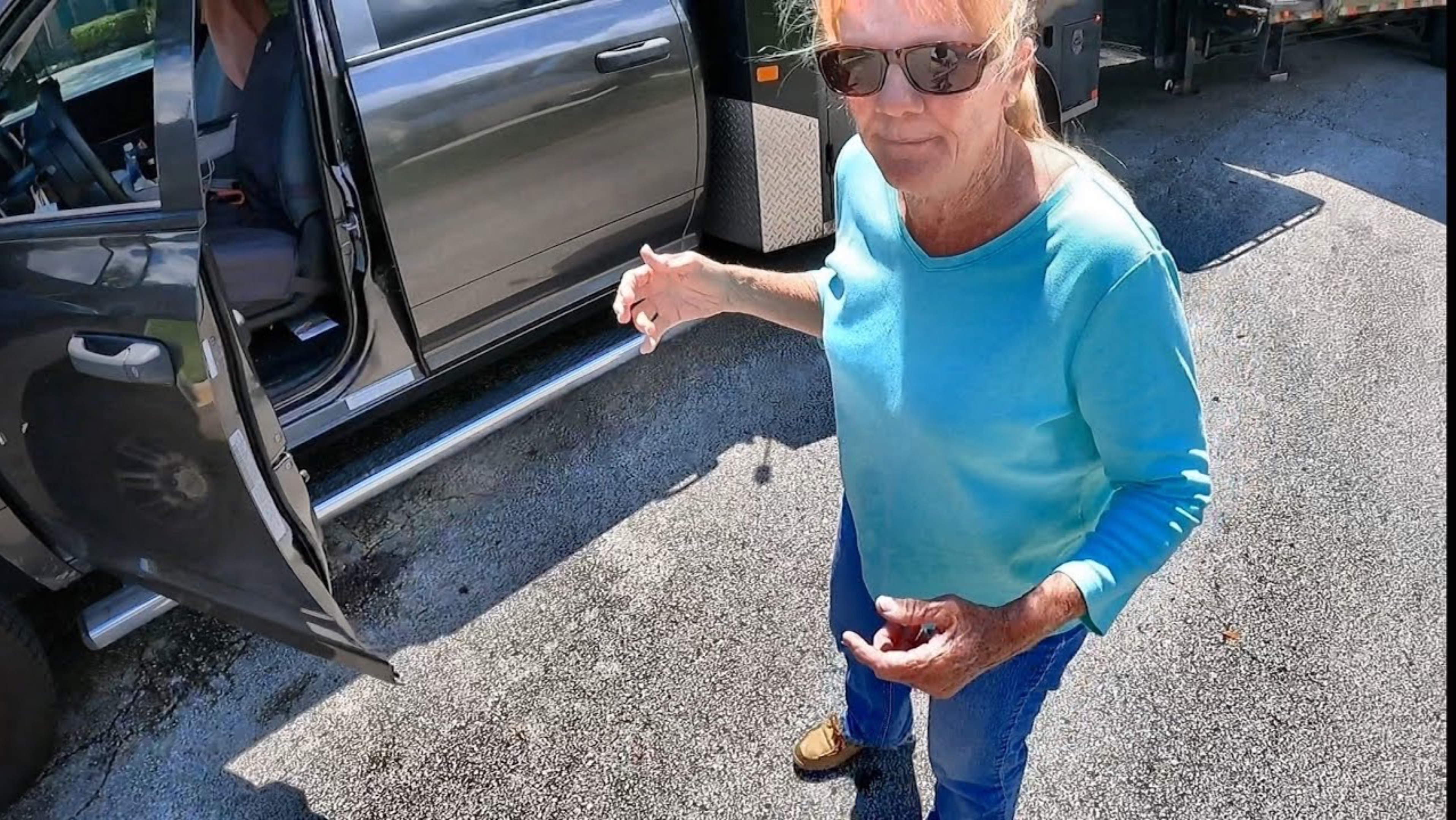 СТАРИКИ в США ВКАЛЫВАЮТ до последнего. Бабушка-таксист