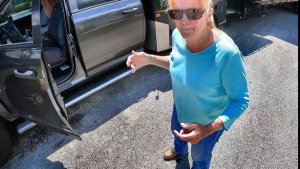 СТАРИКИ в США ВКАЛЫВАЮТ до последнего. Бабушка-таксист