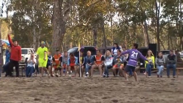 Первый пляжный. Бисиклета в голову... смотреть онлайн