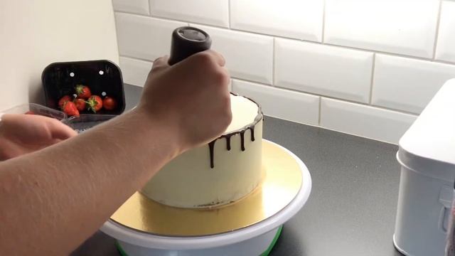 Ronja Bakar - Chocolate Drip Cake