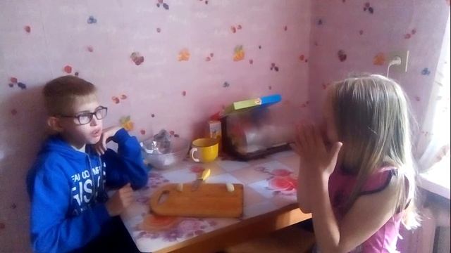 Кто быстрее съест чеснок с луком часть 1 смотреть онлайн