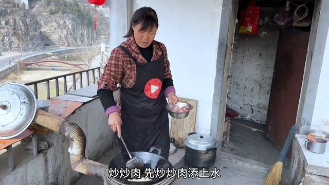 阿凯家的饭在村里算天花板了，今天猪肉板面安排上，老妈被一顿夸 смотреть онлайн