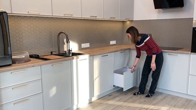 Кухня на заказ в Нагаево. Реализация проекта по пожеланиям клиента. Витрина, Выдвижная корзина, Blum