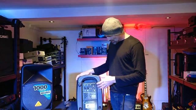 Behringer MPA40BT-PRO a look at the cheaper battery powered speaker in the range. смотреть онлайн