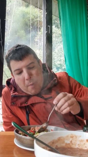 На абхазском обеде. Мамалыга с сыром, соленья, фасоль, тушеное мясо. Очень вкусно #абхазия #ткуарча смотреть онлайн