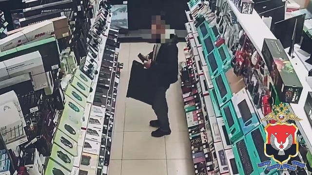 В Ижевске сотрудниками полиции задержан подозреваемый в серии краж из магазинов электроники. смотреть онлайн