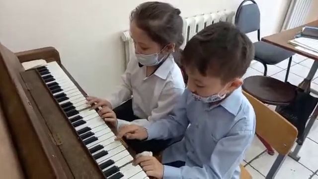 Дюсеновы Алдияр и Жансая (№2). Вариации "До-мажор" (В.А.Моцарт). Первые шаги маленького пианиста. смотреть онлайн