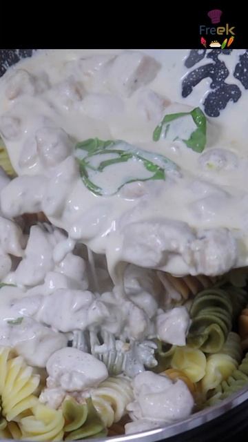 Easy chicken pasta with white sauce @freek808 #shorts смотреть онлайн