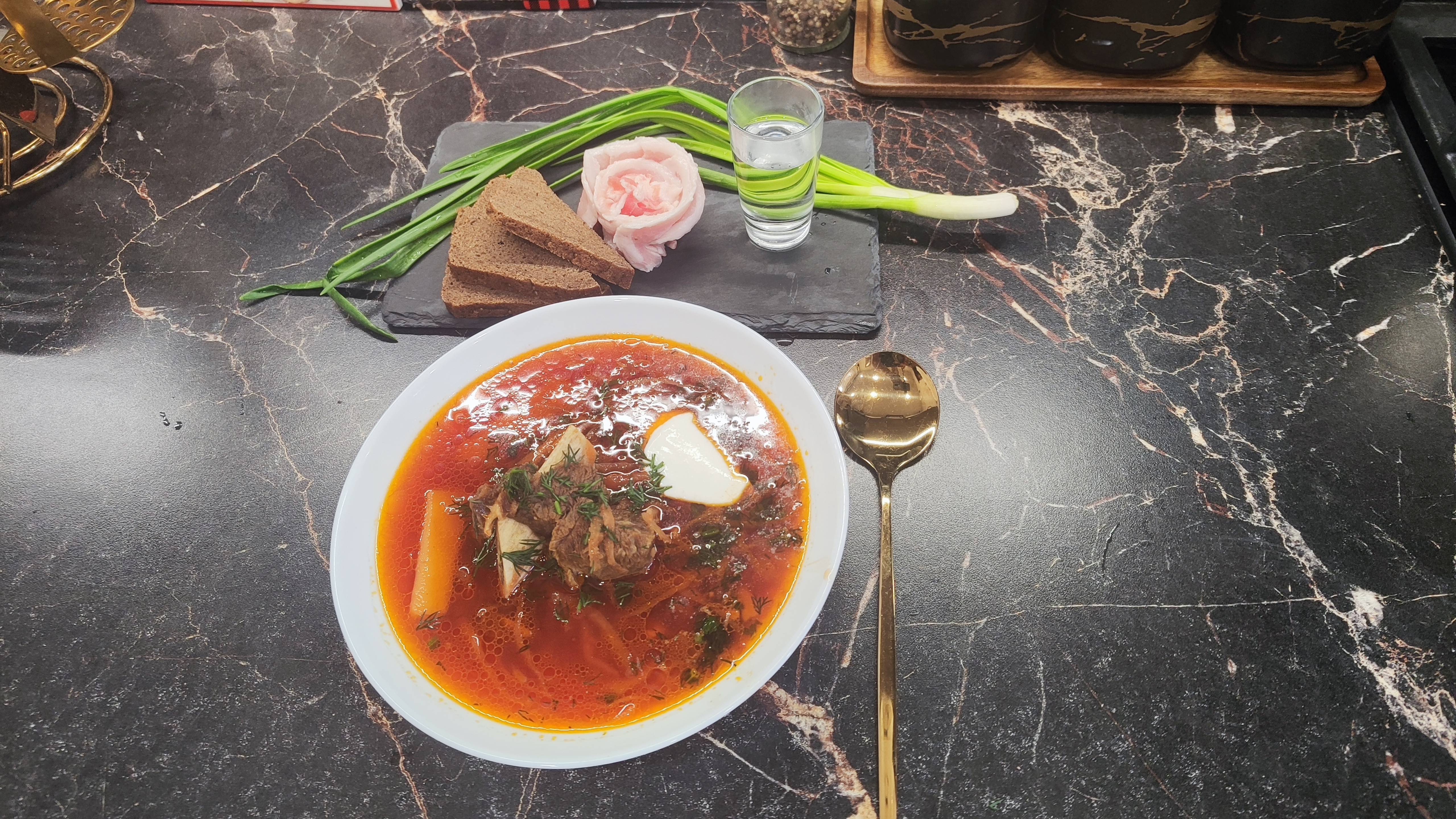 Очень вкусный домашний борщ.