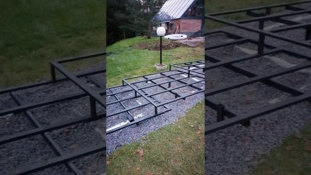 металлическая конструкция для спуска к пруду