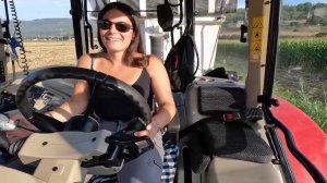 Девушка и трактор Massey Ferguson 7718S