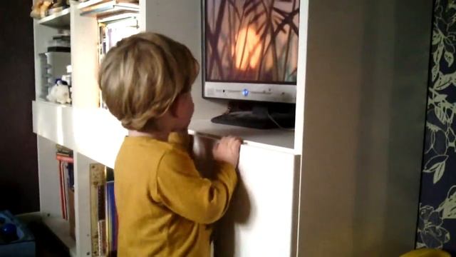 Гришка впервые смеётся над мультфильмом) смотреть онлайн