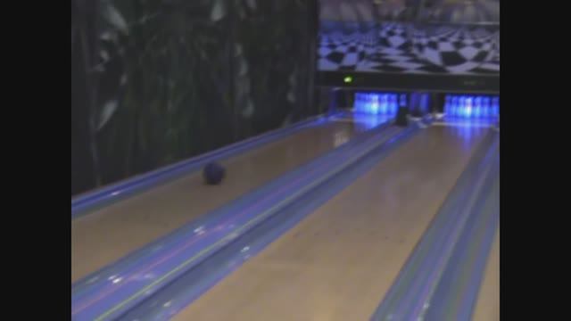 Алиса и Егор играют в боулинг в парке развлечений N-Terra смотреть онлайн