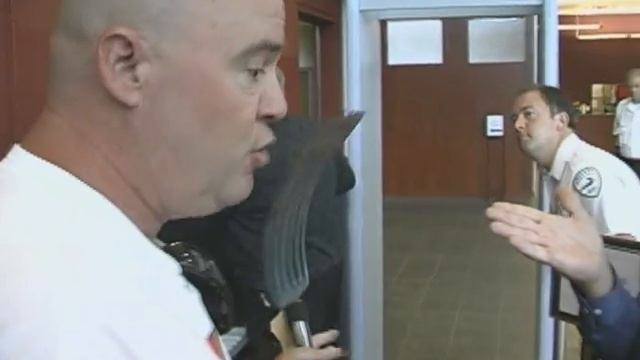 Mervin Fried check his pitchfork at the Mohave County Building смотреть онлайн