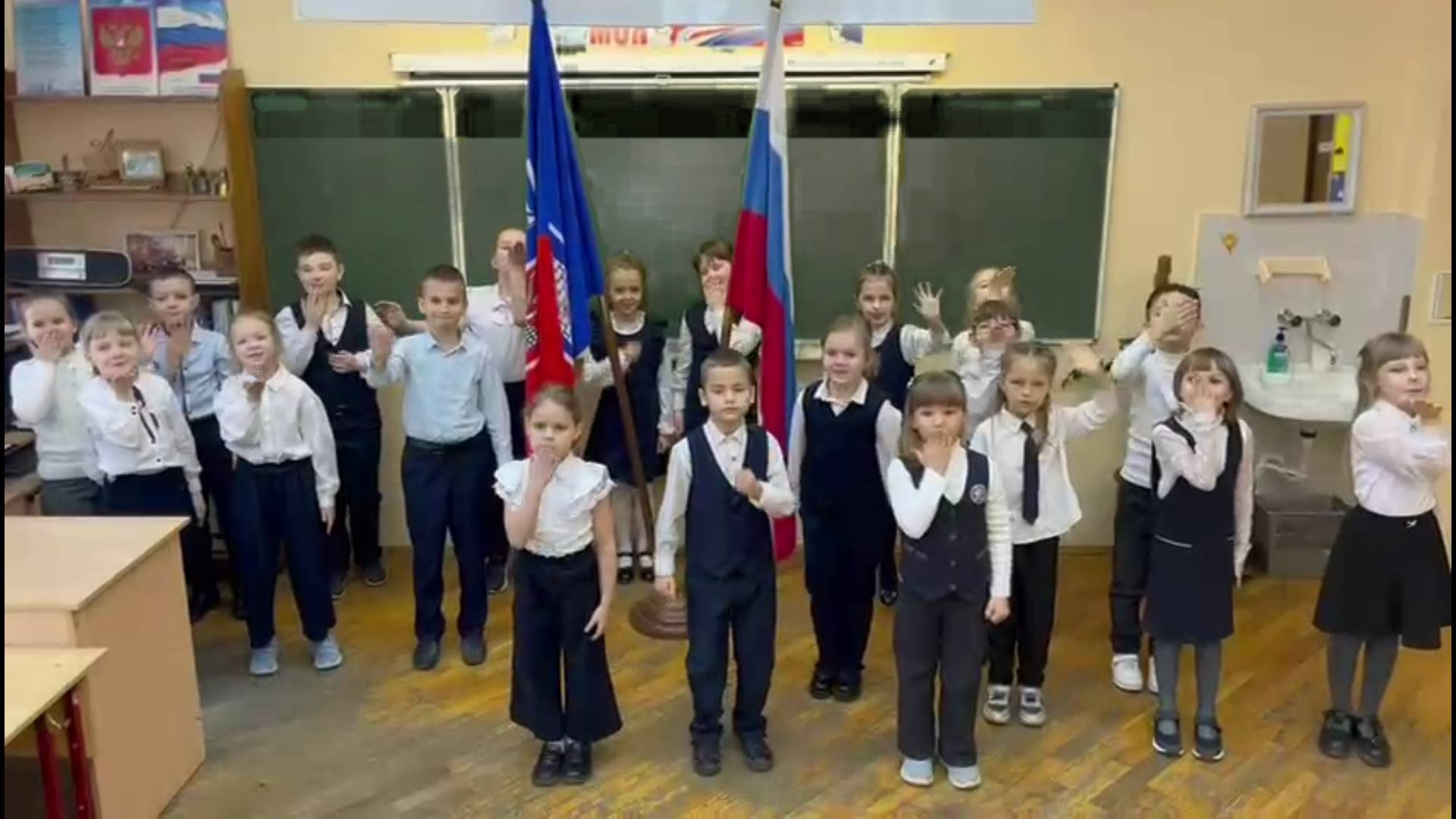 1-Б класс МБОУ Лицей экономический №71 Ростова-на-Дону ,поздравление с 23 февраля смотреть онлайн