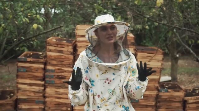 Як думаєте, вжалила чи ні?) Пасічник - людина, яка забезпечує кожен дім медом) смотреть онлайн