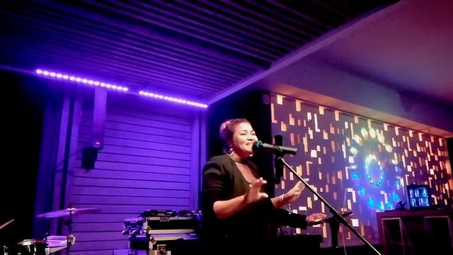 Choose Me Live смотреть онлайн
