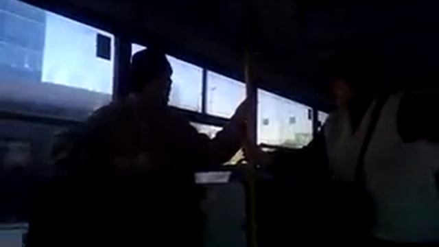 бабка орет на кондуктора в автобусе смотреть онлайн