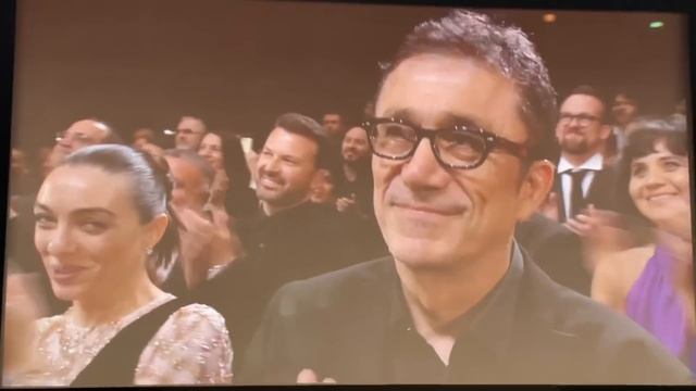 KURU OTLAR ÜSTÜNE Prömiyeri | Gerçek Zamanlı Alkış Seremonisi | CANNES GÜNLÜKLERİ 2023 смотреть онлайн