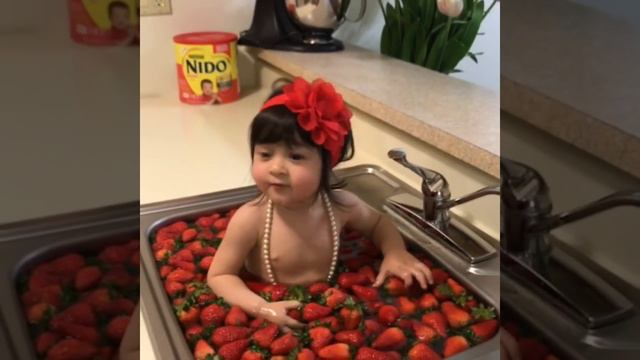 Девочка кушает Клубнику в Раковине!!(Фарина)😘😘😘 смотреть онлайн