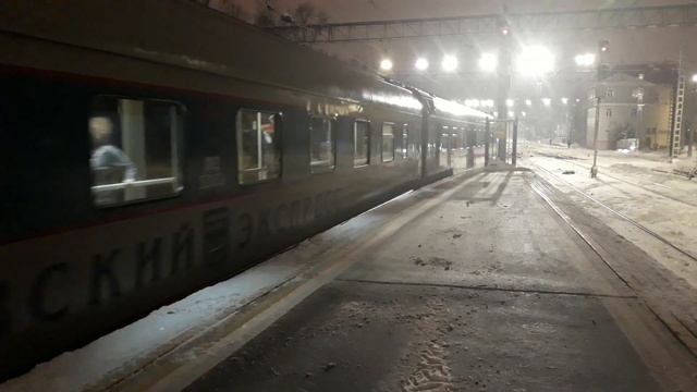 Электровоз ЭП20-018 с поездом 