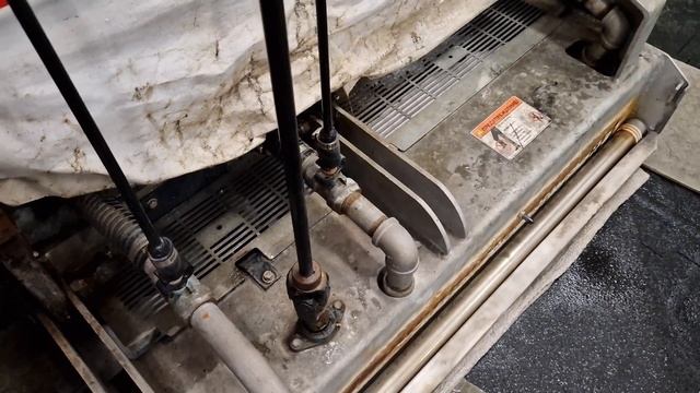 щелчок или треск при опускании кондиционера плиты Zamboni значит это!