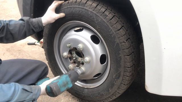 Правильная замена зимних колес Газели на лето. Порядок и момент затяжки гаек колеса. смотреть онлайн