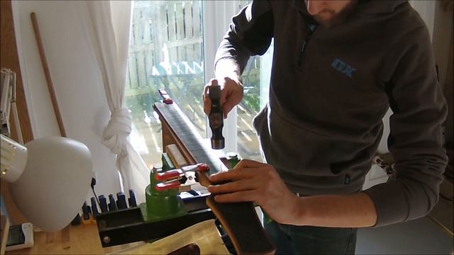 How to glue on a fretboard ACCURATELY using locating pins. смотреть онлайн
