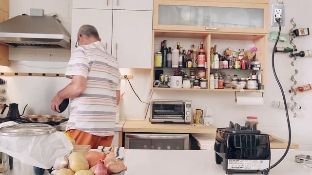 It's Tomato Season! So We Made a Super Easy Sauce in 30 mins смотреть онлайн