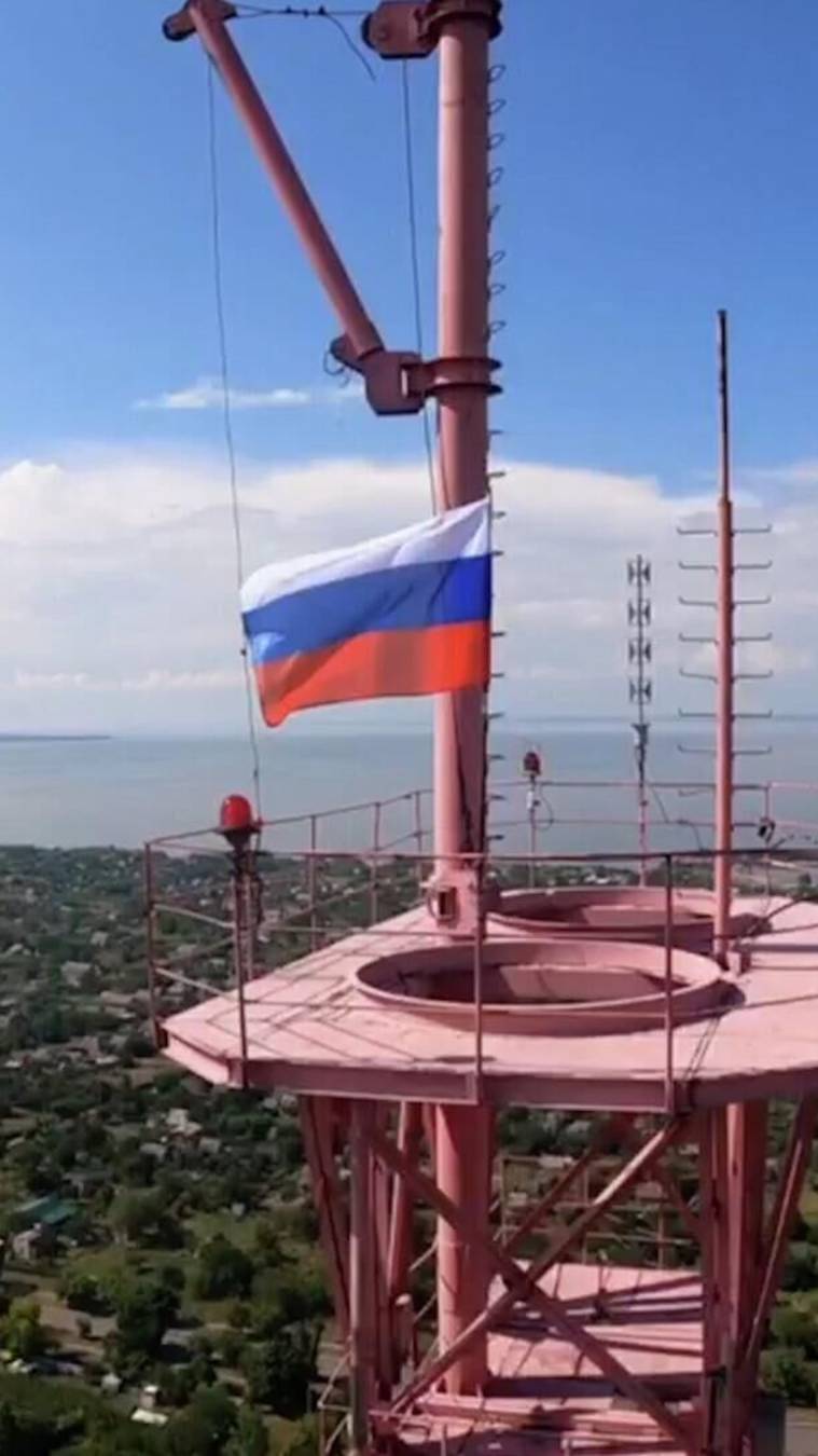 В Днепрорудном Запорожской области на телевизионной вышке установили флаг России. смотреть онлайн